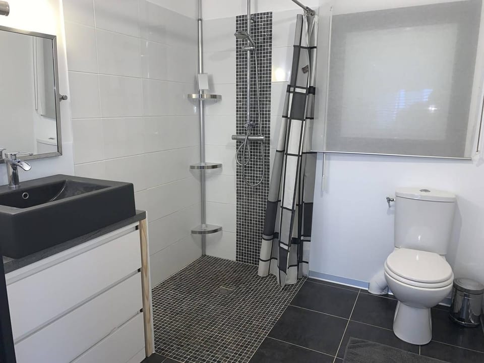 Villa en bois VUE MER avec jardin clos, WIFI, à 500m plage à l'Ile Grande en PLEUMEUR-BODOU REF-269 Villa in Brittany