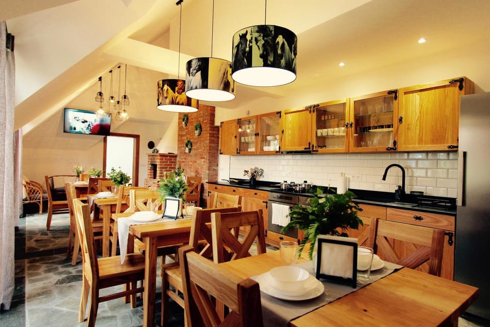 Communal lounge/ TV room, Kitchen or kitchenette, Living room, Food and drinks, Seating area, Dining area, Food, flat iron, minibar, pet friendly, stove