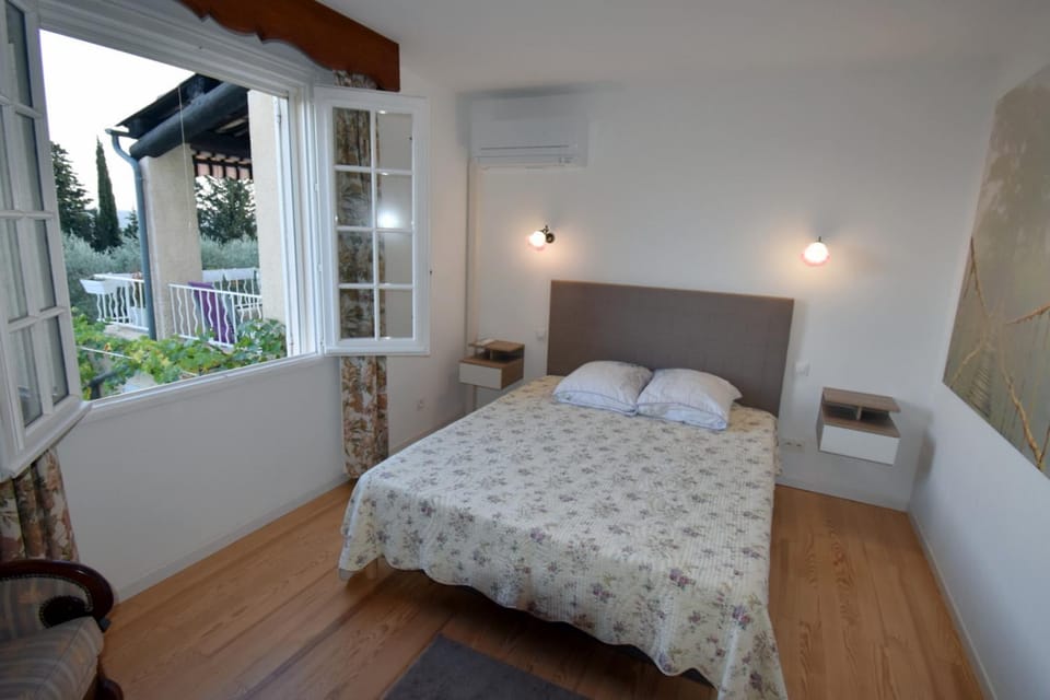Bed, Photo of the whole room, Bedroom, air conditioner