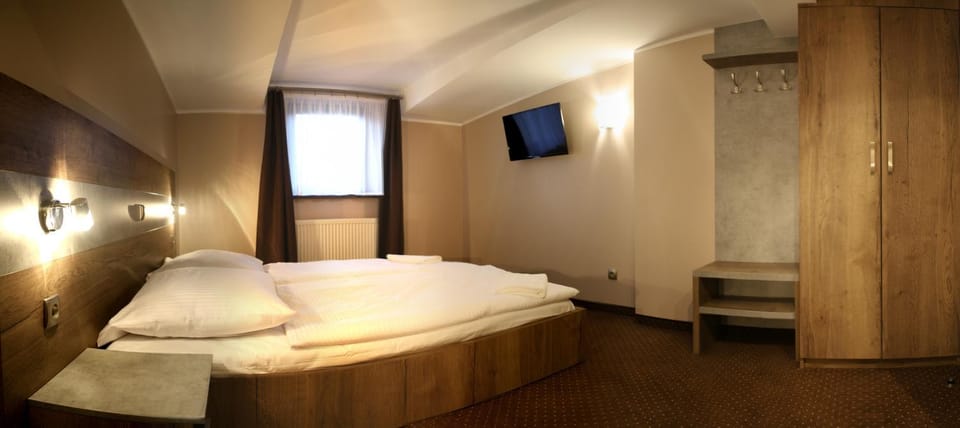 Bed, TV and multimedia, Photo of the whole room, Bedroom, towels, wardrobe