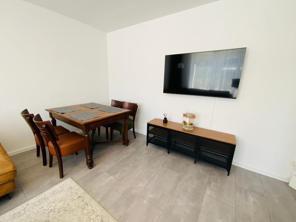 Communal lounge/ TV room, TV and multimedia, Living room, Dining area