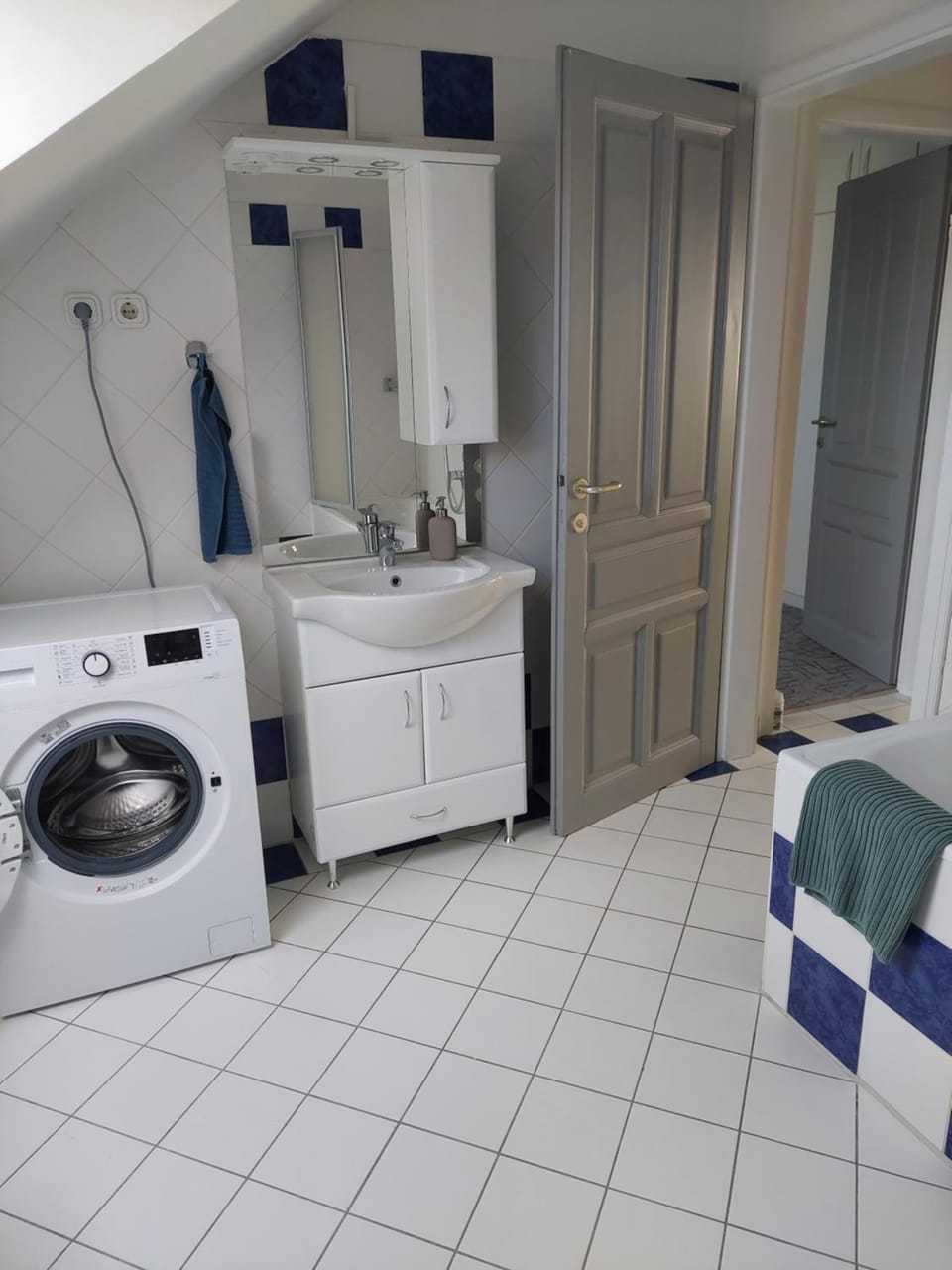 Bathroom, washing machine