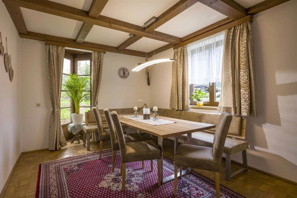 Seating area, Dining area