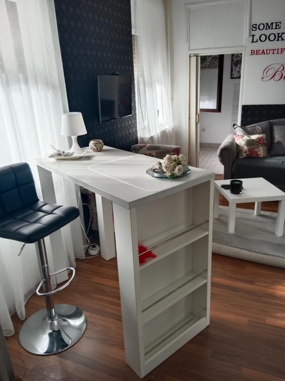 TV and multimedia, Living room, Seating area, hair dresser