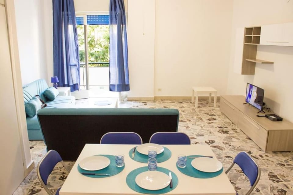 Communal lounge/ TV room, Living room, Seating area, Dining area, Evening entertainment
