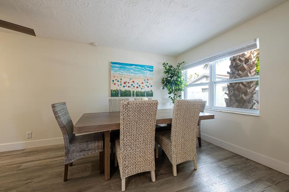 2bd 2ba Sunview 1 2Mins to BeachPool! Apartment in Indian Rocks Beach