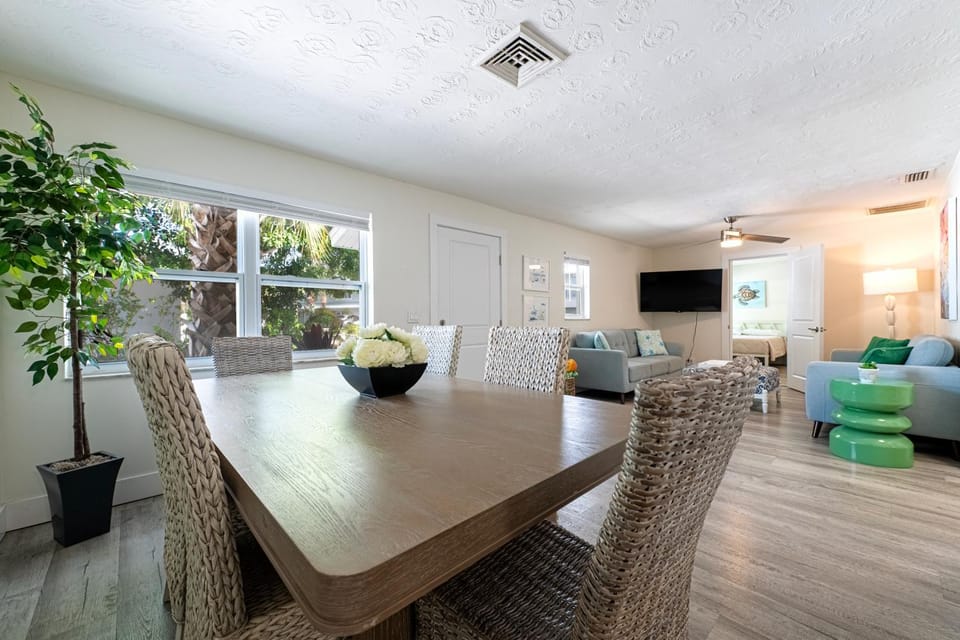 2bd 2ba Sunview 1 2Mins to BeachPool! Apartment in Indian Rocks Beach