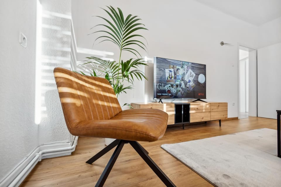 TV and multimedia, Living room, Decorative detail, Seating area, Evening entertainment