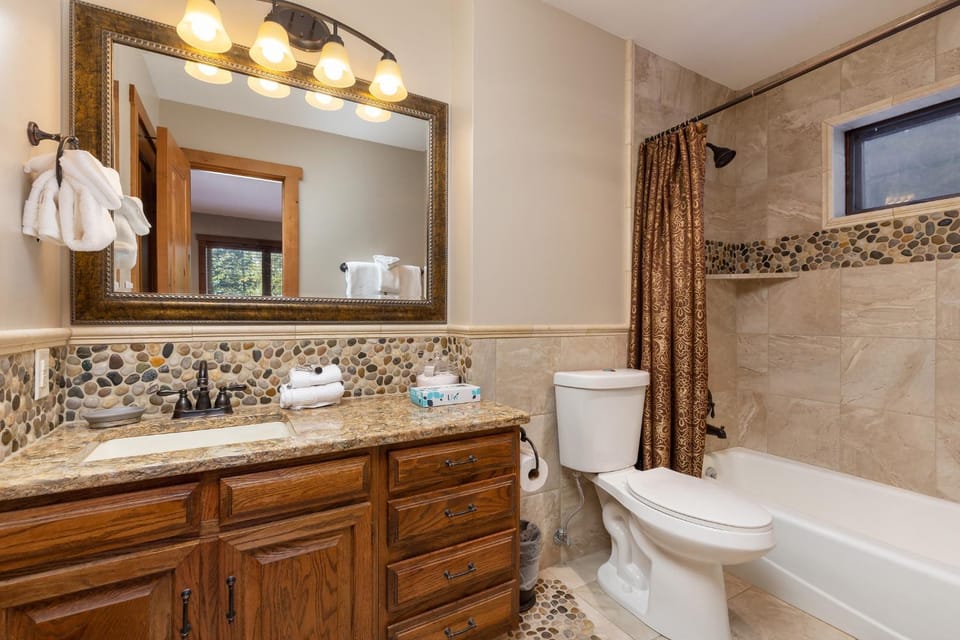 8 Crown Drive : 2 House in Blue River