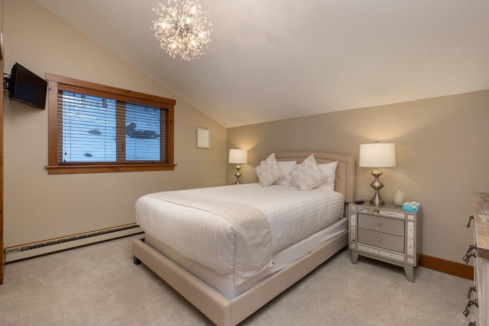 8 Crown Drive : 2 House in Blue River