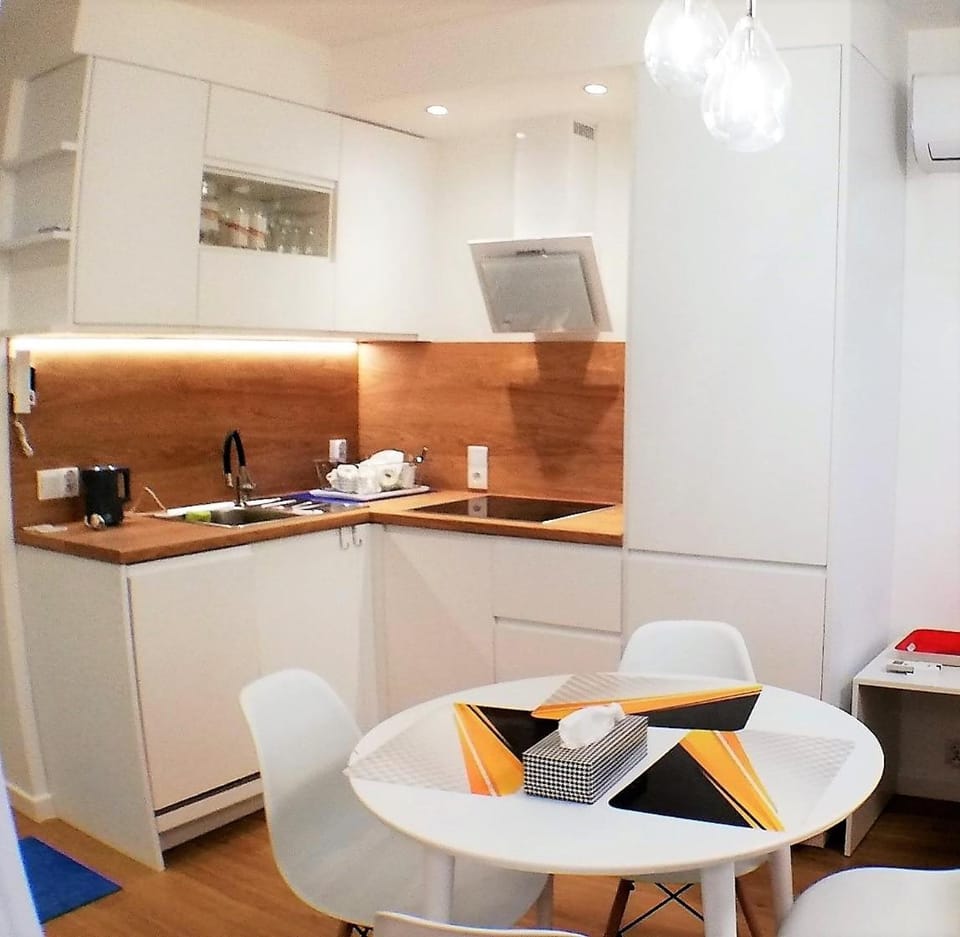 Kitchen or kitchenette, Dining area, stove