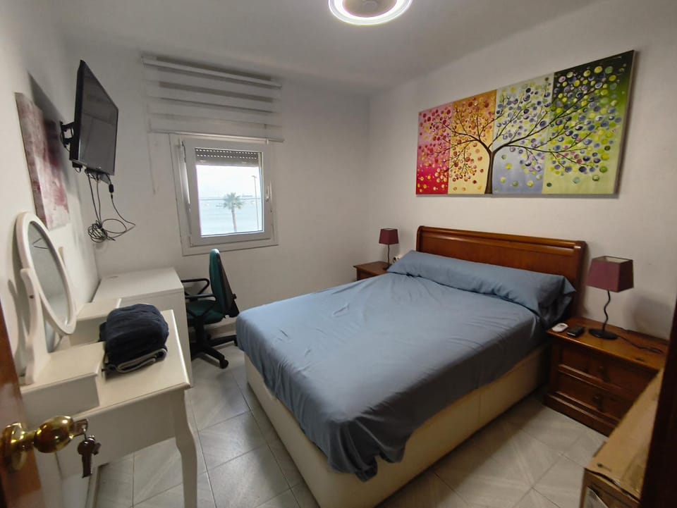 Bed, TV and multimedia, Photo of the whole room, Bedroom