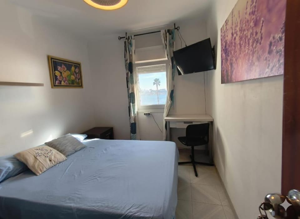 Bed, TV and multimedia, Photo of the whole room, Bedroom