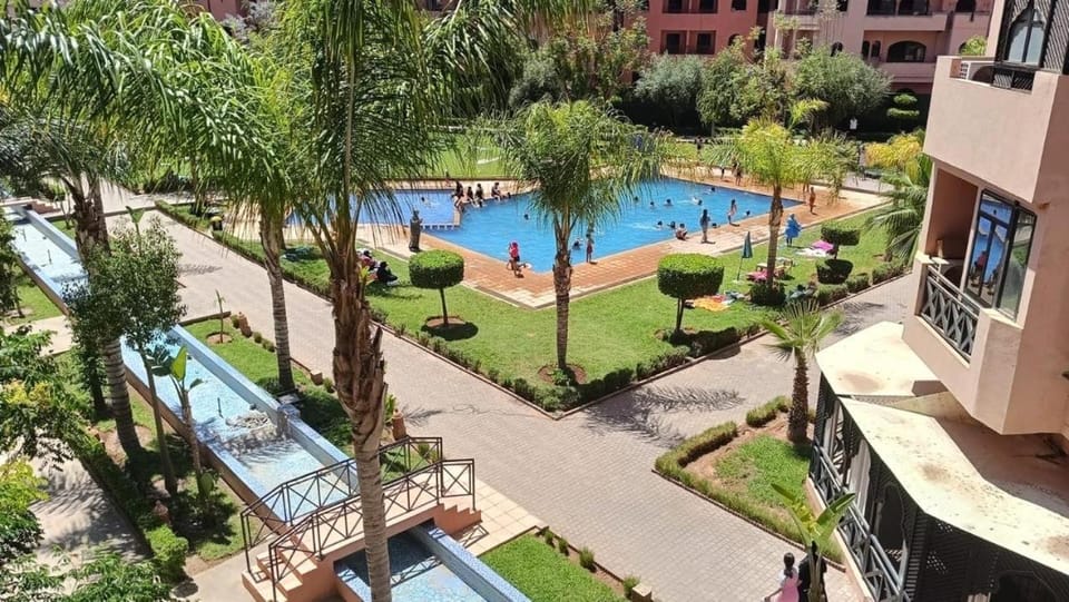 un moderne chic appartement vue sur piscine Apartment in Marrakesh