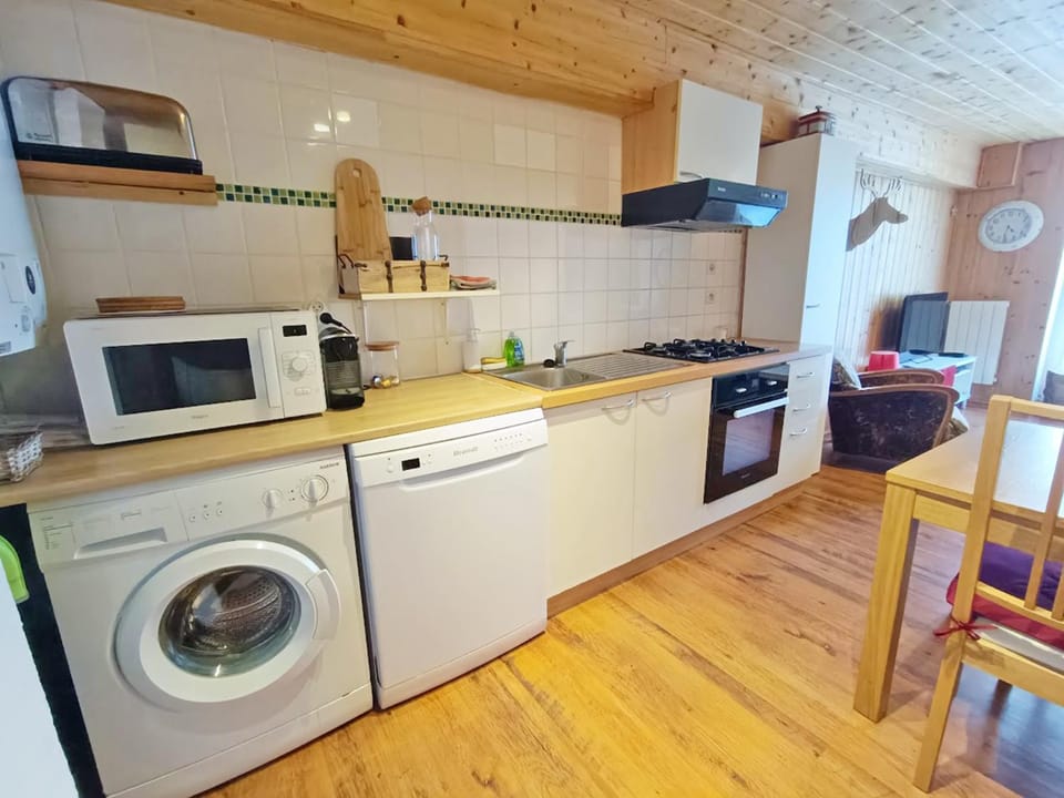 Kitchen or kitchenette, Dining area, dishwasher, oven, stove, toaster, washing machine