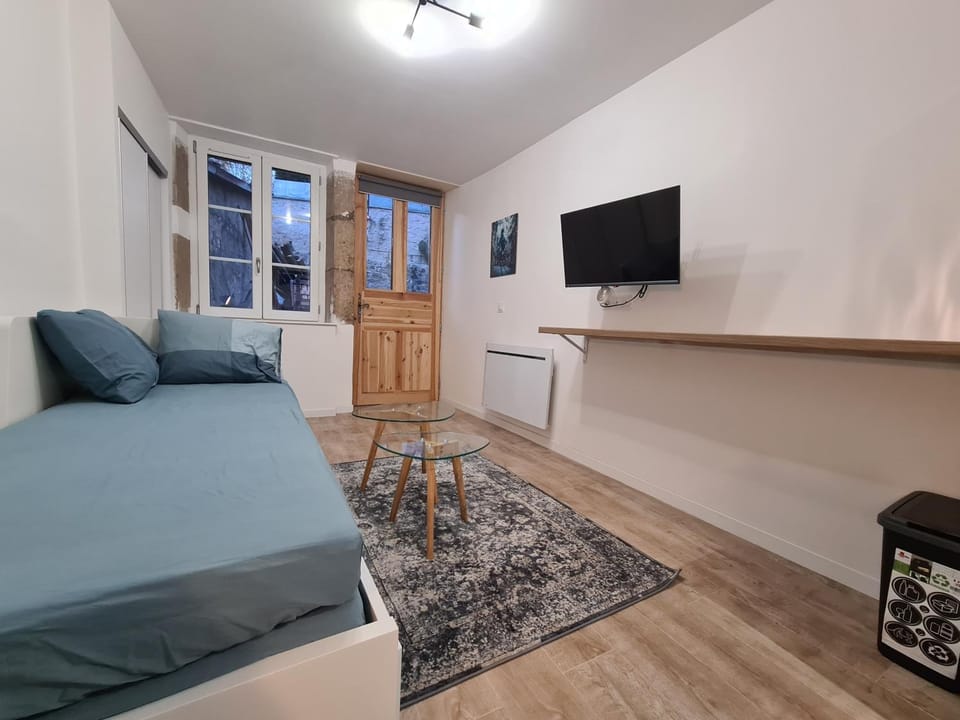 HeberGenève : Aux pieds du château Apartment in Gex