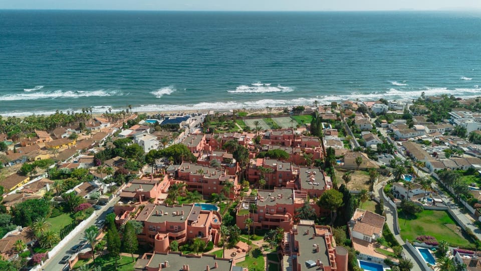 Nearby landmark, Day, Neighbourhood, Natural landscape, Bird's eye view, Beach, Sea view, Location