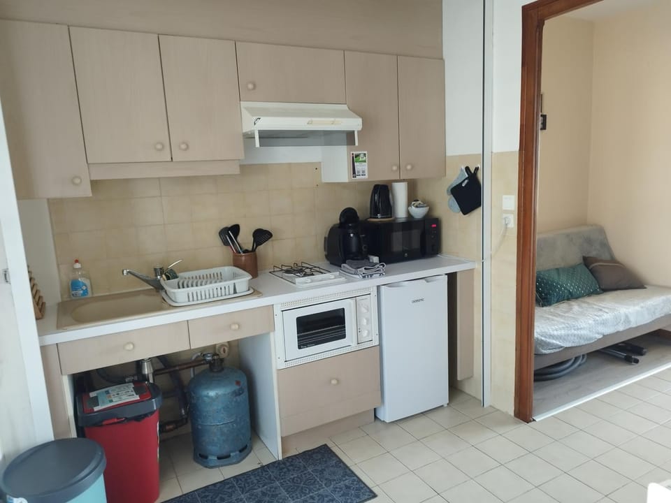 Coffee/tea facilities, Kitchen or kitchenette, oven, stove