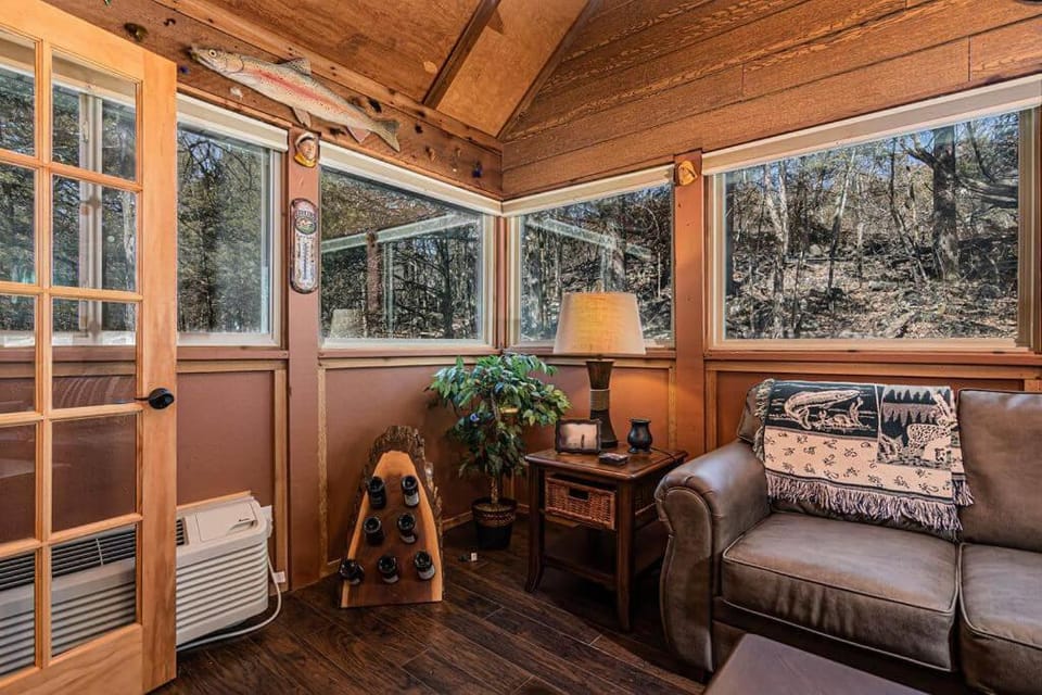 Local Hero Lodge Nature lodge in Table Rock Lake