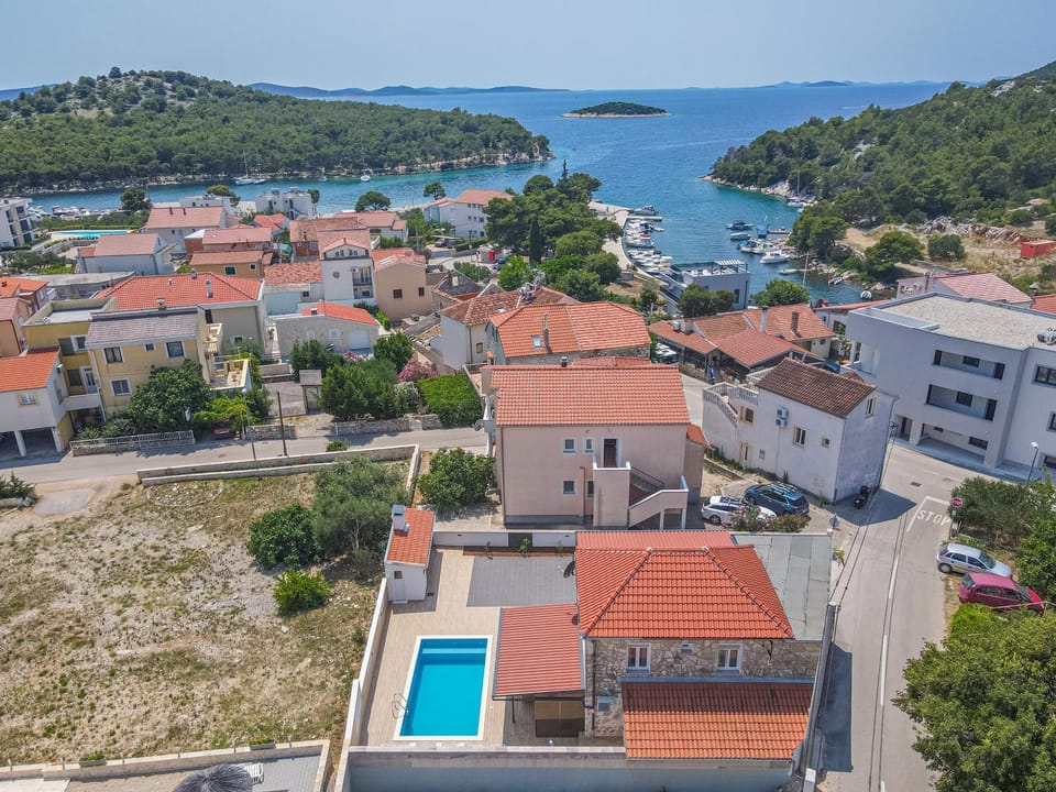 Property building, Neighbourhood, Bird's eye view, Beach, Beach, Sea view, Street view, Swimming pool, Location, sunbed