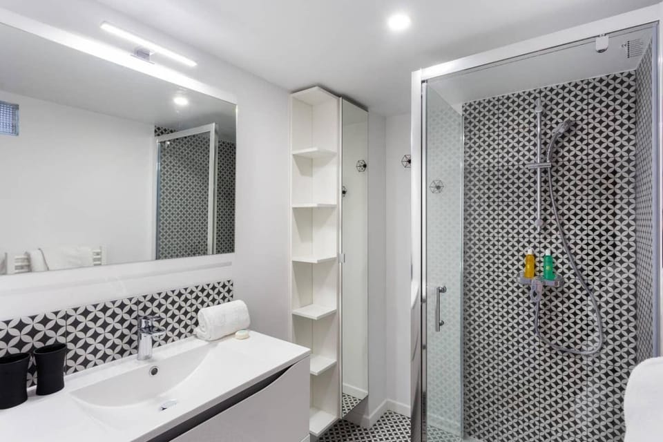 Shower, Bathroom, towels