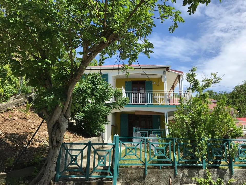 Case à Lili, joli haut de villa face à la mer dans le bourg. House in Leeward Islands