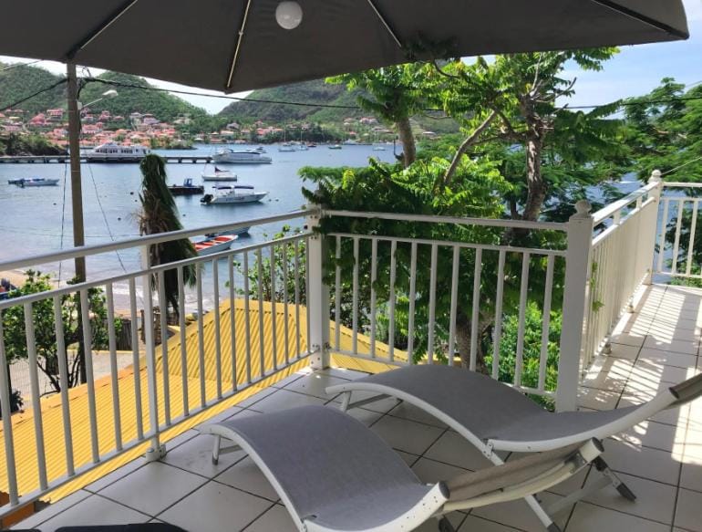 Case à Lili, joli haut de villa face à la mer dans le bourg. House in Leeward Islands