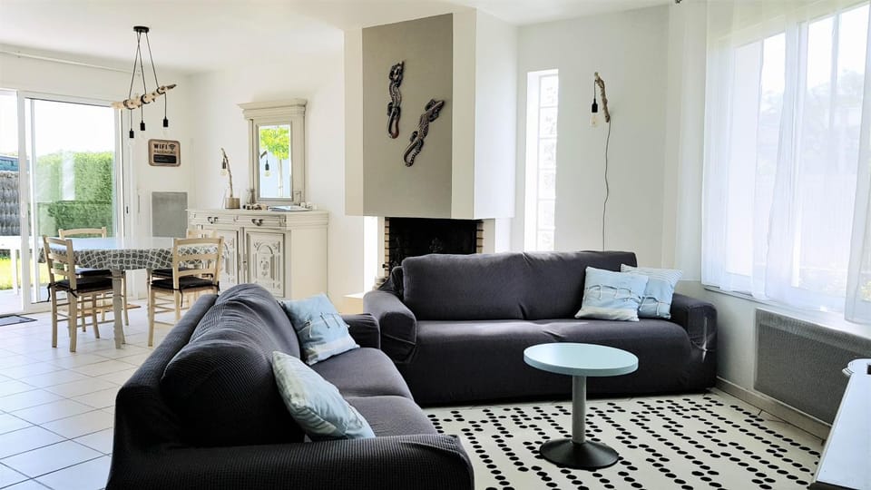 TV and multimedia, Living room, Dining area, air conditioner