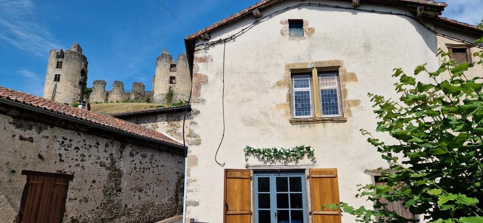 Chateau-une - a Beautiful historic medieval holiday rental. House in Nouvelle-Aquitaine