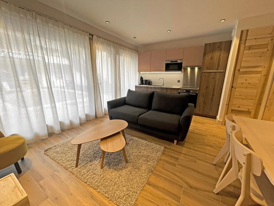 TV and multimedia, Kitchen or kitchenette, Living room, Seating area