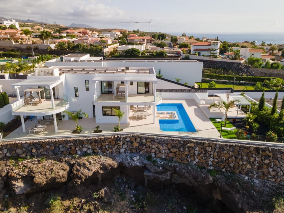 Property building, Natural landscape, Bird's eye view, Sea view, Swimming pool