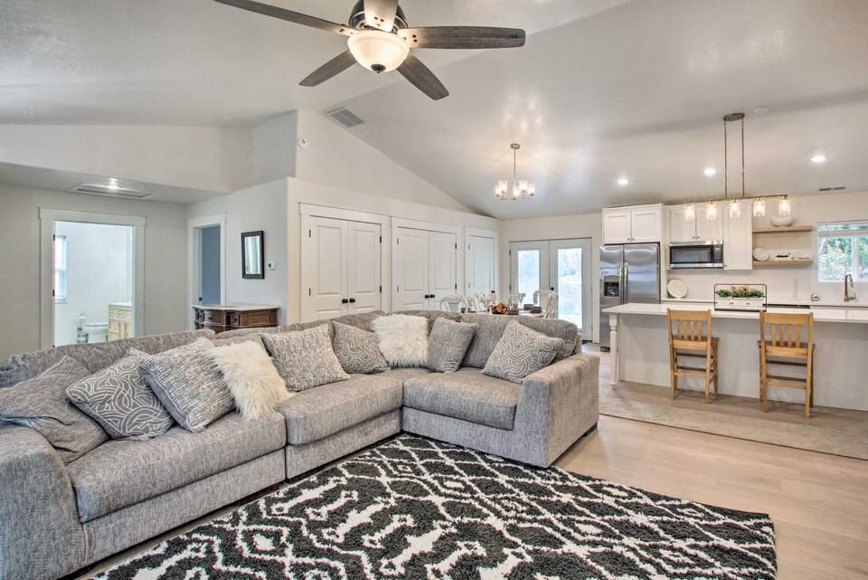 Cozy + Chic Abode ~ 11 Mi to Bloomington Lake House in Idaho