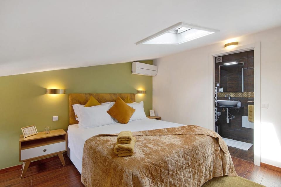 Shower, Toilet, Bedroom, wardrobe, air conditioner