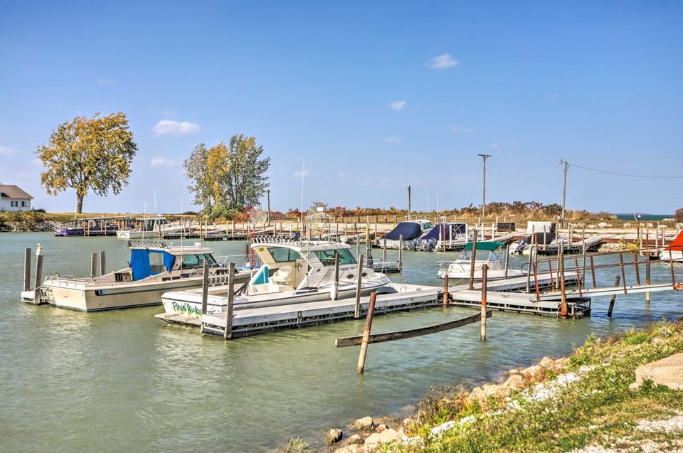 Quaint Couples Escape Pool, Near Lake Erie! Apartment in Lake Erie