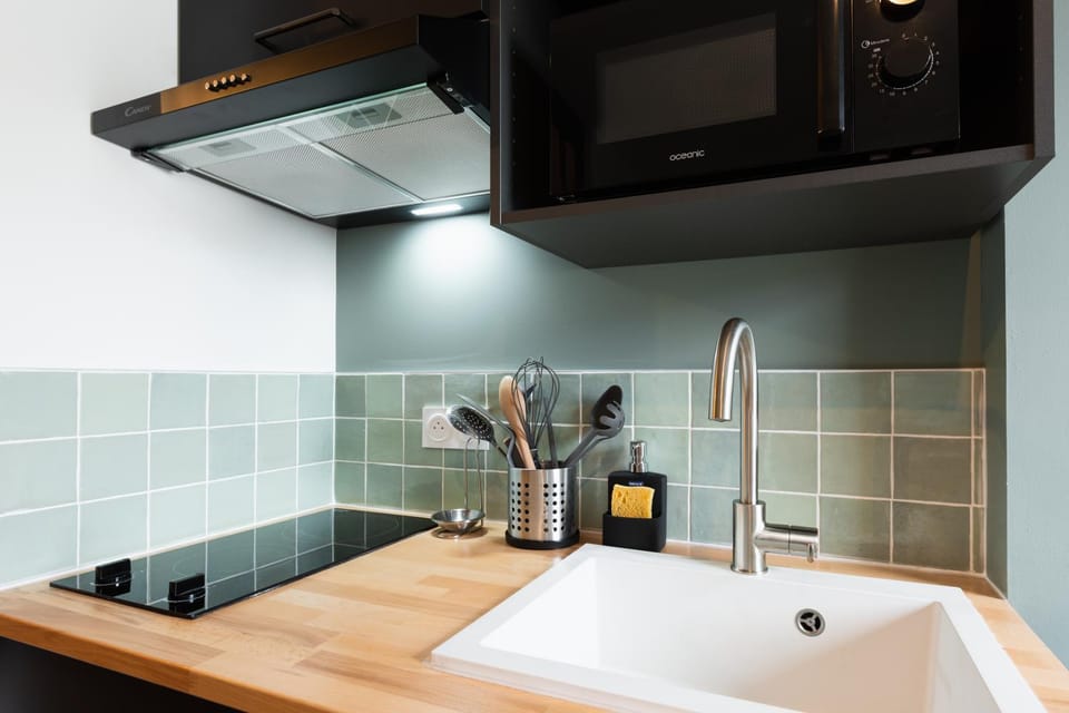 Kitchen or kitchenette, minibar