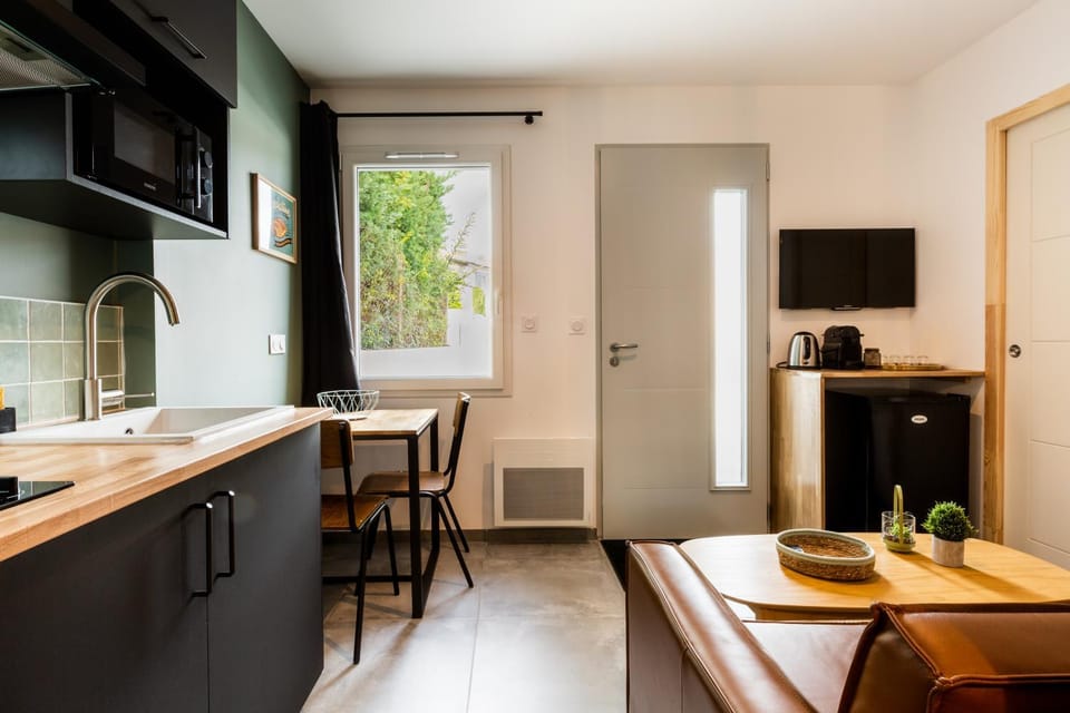 TV and multimedia, Coffee/tea facilities, Kitchen or kitchenette, Dining area, minibar, stove