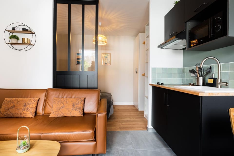 Kitchen or kitchenette, minibar