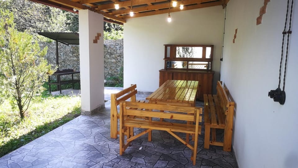 White house Dsegh House in Armenia