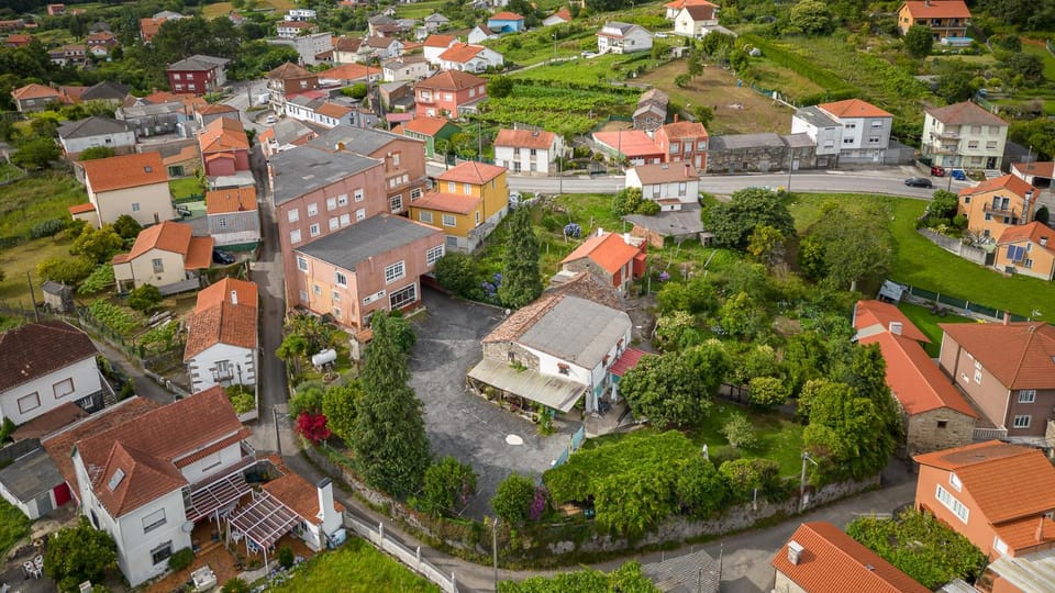 Restaurant/places to eat, Neighbourhood, Bird's eye view, Parking