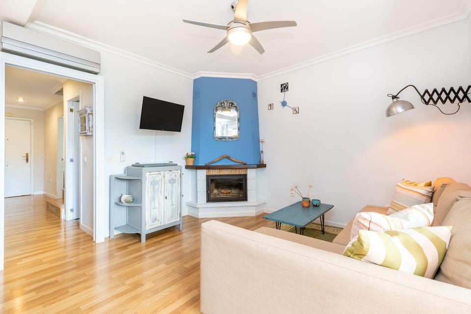 TV and multimedia, Living room, Photo of the whole room, fireplace