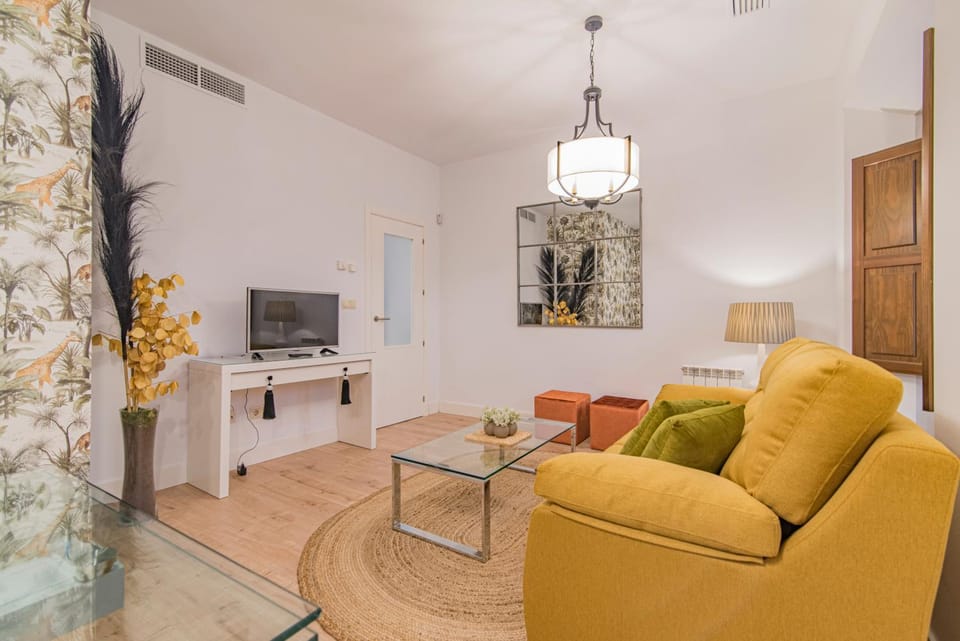 Communal lounge/ TV room, TV and multimedia, Living room, Seating area, Evening entertainment