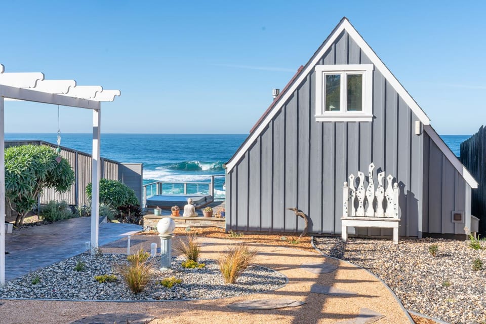Spectacular Oceanfront Studio with Hot Tub & Loft House in Mendocino County