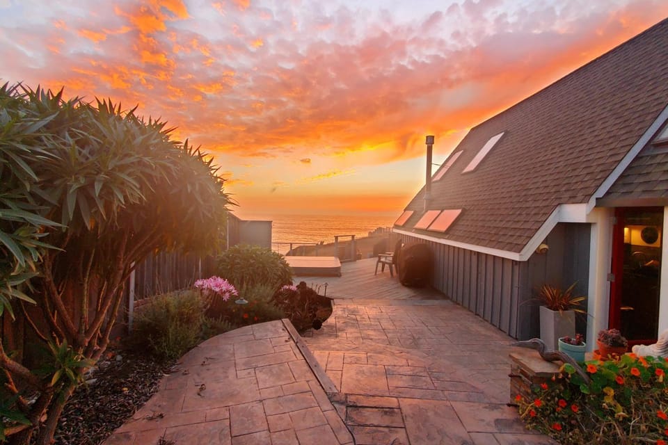 Spectacular Oceanfront Studio with Hot Tub & Loft House in Mendocino County