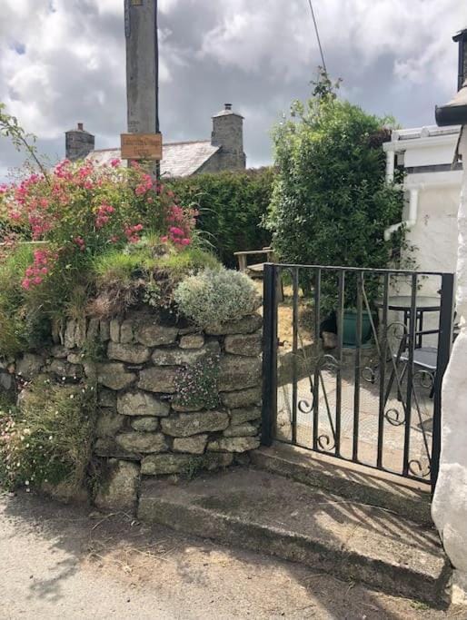 Cosy Cottage Real Fire Nearby Pub Garden Parking House in England
