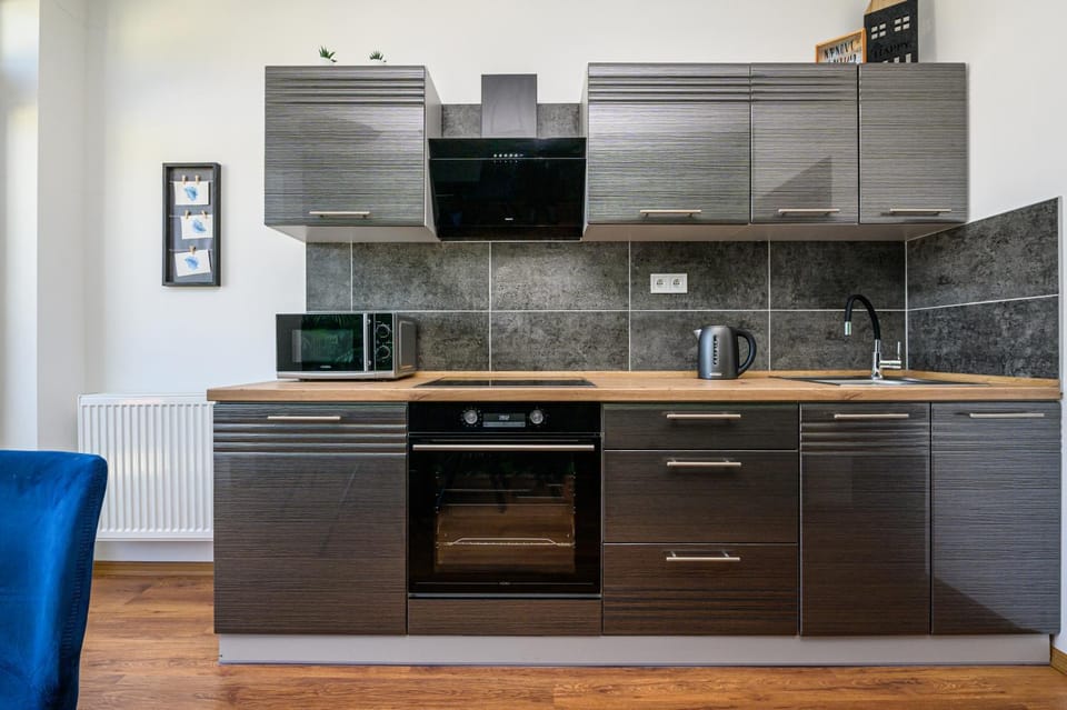 Kitchen or kitchenette, microwave, oven, stove