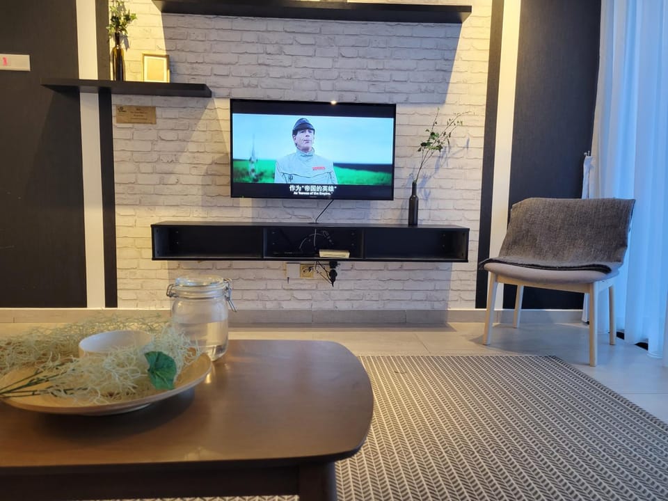 Communal lounge/ TV room, TV and multimedia, Living room, Seating area, Evening entertainment