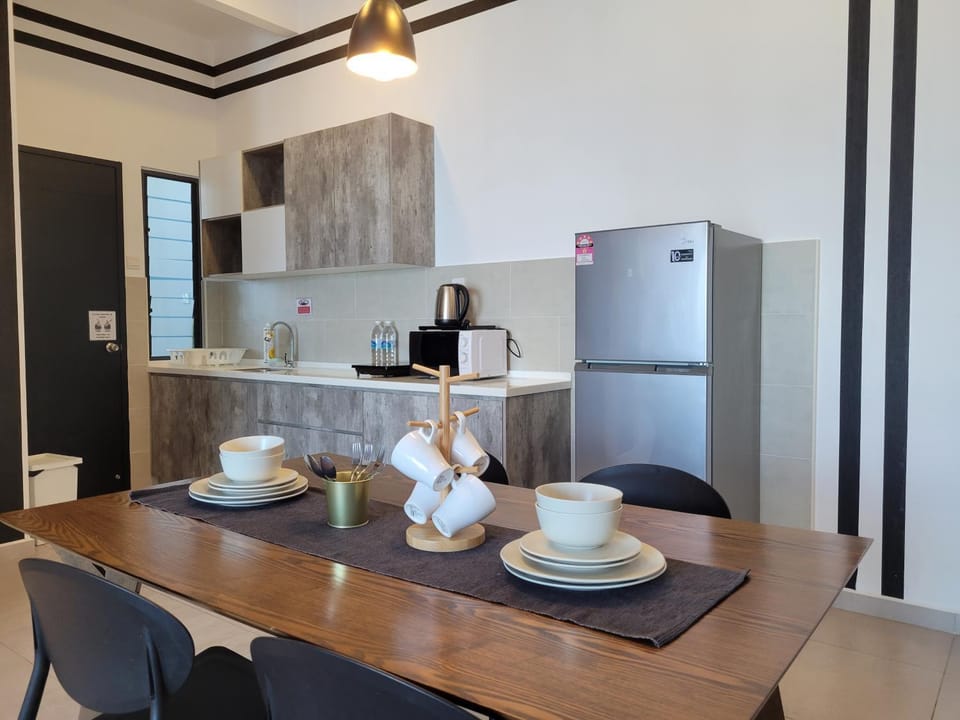Coffee/tea facilities, Kitchen or kitchenette, Dining area, minibar