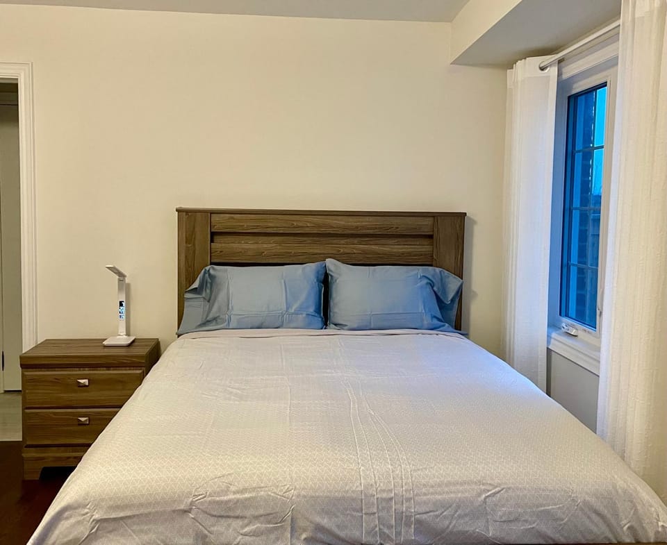 Bright Specious New En-suite Room in Markham Bed and Breakfast in Markham