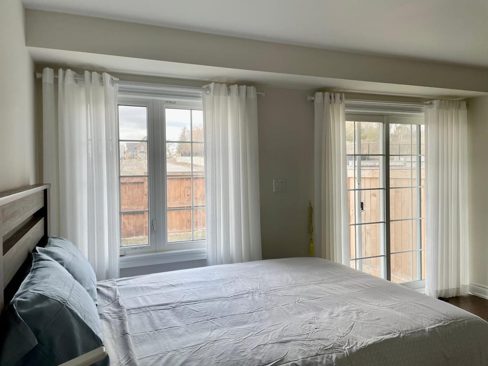Bright Specious New En-suite Room in Markham Bed and Breakfast in Markham