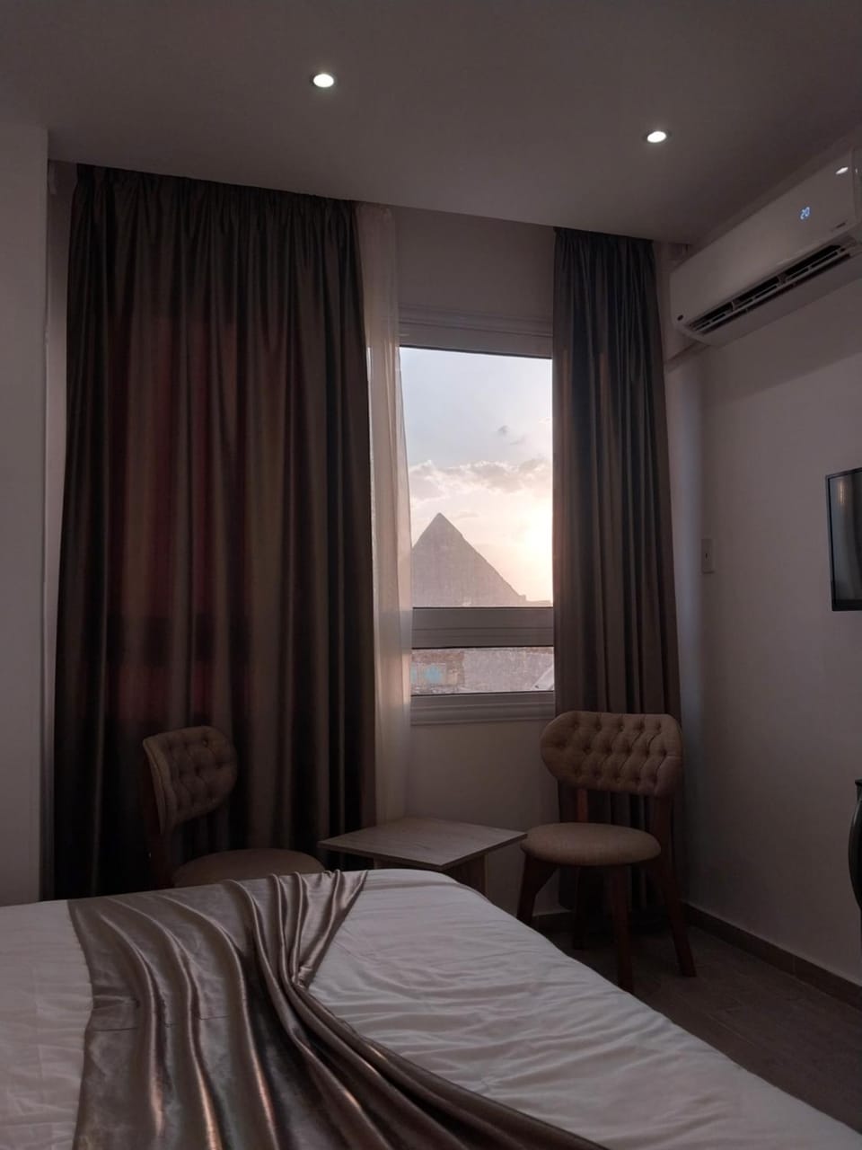 Bed, Living room, Photo of the whole room, Seating area, Bedroom, Mountain view